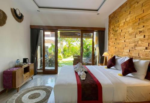 a bedroom with a large bed and a wooden wall at Sari Murni in Ubud