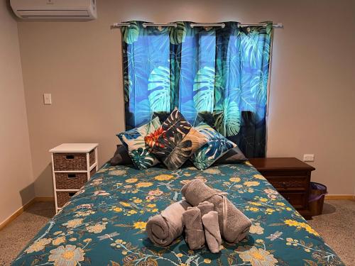 ein Schlafzimmer mit einem Bett, auf dem Handtücher liegen in der Unterkunft Mareva Kore in Avarua