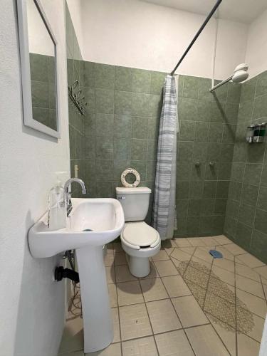 ein Badezimmer mit Toilette, Waschbecken und Dusche in der Unterkunft Vista Boca in Puerto Vallarta