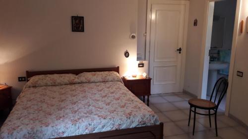 a bedroom with a bed and a table and a bathroom at B&B Sun Garden in Montoro Inferiore