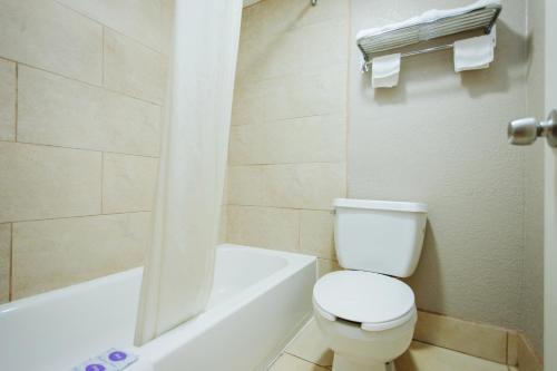 Un baño de REGENCY INN - CHANNELVIEW