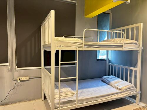 a couple of bunk beds in a room at Sukhum Huai Khwang Guest House in Bangkok
