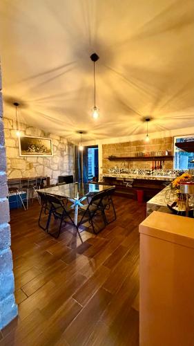a dining room with a table in the middle of a room at Villa 2 Senderó del Bosque in Omitlán de Juárez