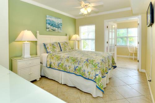 a bedroom with a bed and a ceiling fan at Barefoot Beach Resort in Clearwater Beach