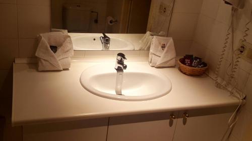  Hotel Sucara -  Room  picture :   Bath    TV    Telephone                           