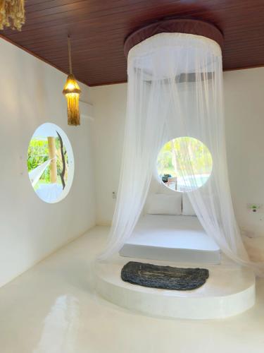 a room with a bed with a curtain at Ceylon Marley Villa in Talawa
