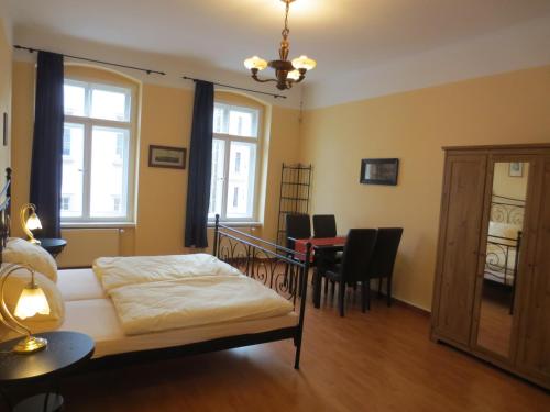 Schlafzimmer mit einem Bett und einem Tisch mit Stühlen in der Unterkunft Haus Gründerzeit in Görlitz