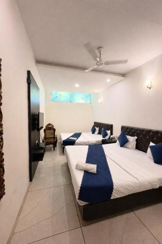 Un pat sau paturi într-o cameră la Hotel Woodlark Zirakpur II A Peaceful Stay I Travelers Choice I Best for Family and Group