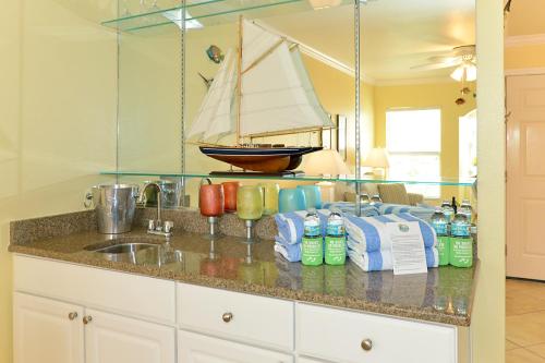 una cocina con fregadero y un velero en la pared en Barefoot Beach Resort, en Clearwater Beach