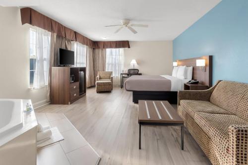 a hotel room with a bed and a couch at Quality Inn & Suites Lexington in Lexington
