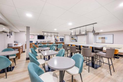 a dining room with tables and chairs and a bar at The Capitol Hotel Downtown, an Ascend Collection Hotel in Nashville