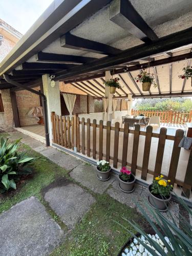 a wooden fence with potted plants on a patio at Casa Jeyel in Lazise