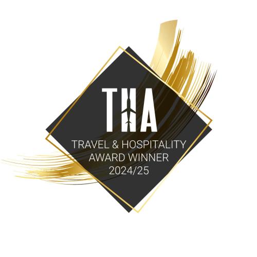 un logo nero e oro per un vincitore di un premio per viaggi e ospitalità di Bal Hotel a Tirebolu