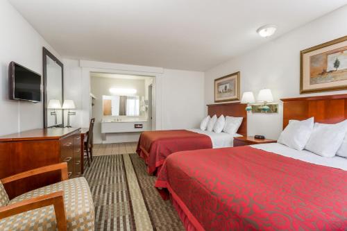Ένα ή περισσότερα κρεβάτια σε δωμάτιο στο Days Inn by Wyndham Kimball