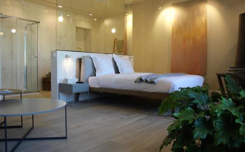 sypialnia z dużym łóżkiem i stołem w obiekcie Les Suites Massena w Nicei