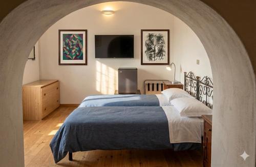 a bedroom with a bed and a tv in an archway at Hotel Villa Furia in Bellaria-Igea Marina