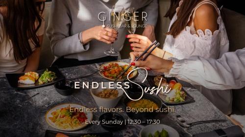 Eine Gruppe von Menschen steht um einen Tisch mit Essen. in der Unterkunft Radisson Blu Hotel Bucharest in Bukarest