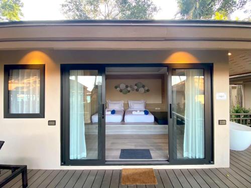 a guest house with a room with two beds at Samed Amoris Resort & Pool Villas in Ko Samed
