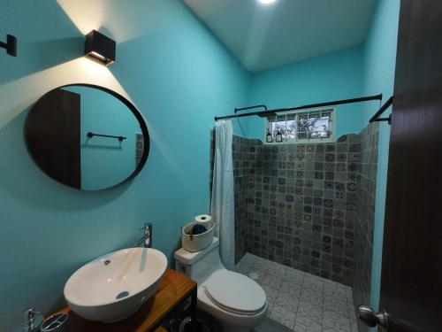 a bathroom with a sink and a toilet and a mirror at Casa ilusion Tuxpan Veracruz in Tampamachoco