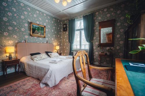a bedroom with a bed and a table and chairs at Kansjerf Gård in Bromary
