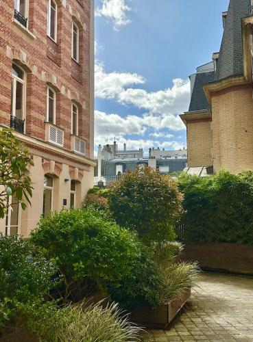 Luxury and Exclusive 130sqm estate 4m ceilings with garden view near Arc de Triomphe and Palais des Congrès
