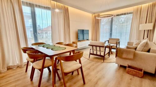 Rezydencja Niechorze LUKSUSOWY E209 z Tarasem, Basenem, Sauną, Jacuzzi, przy samej PLAŻY - 5D Apartments