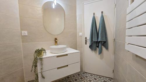 L'Éclat de Camargue - Grand T2 Rénové 49 m2, WIFI, Centre & Plage à 200m