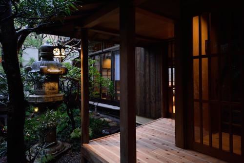 an entrance to a house with a water fountain at Muromachi Yutone Kyokoyado in Kyoto
