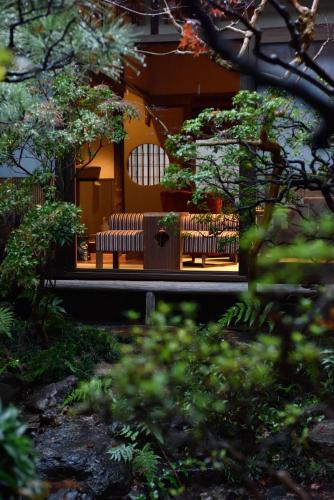 a bench sitting in the middle of a garden at Muromachi Yutone Kyokoyado in Kyoto