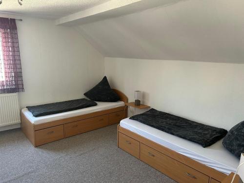 two twin beds in a room with a window at Ferienwohnung2 Renate Strohhöfer in Hirschaid