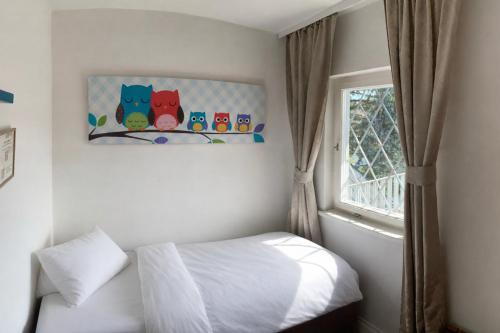 a bedroom with a bed and a window at Pension Rohrer am Murradweg - Ehrenhausen an der Weinstrasse in Ehrenhausen