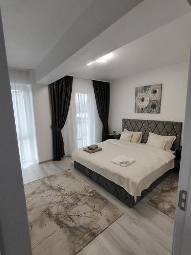 a bedroom with a large bed in a room at Panorama Loft in Gura Humorului