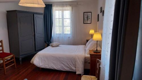 En eller flere senge i et værelse på Maison Normande