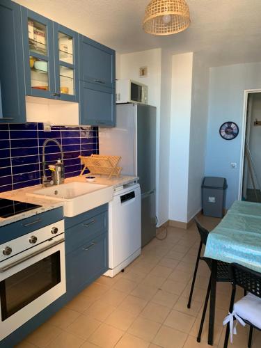 Résidence avec piscine et box, vue sur mer