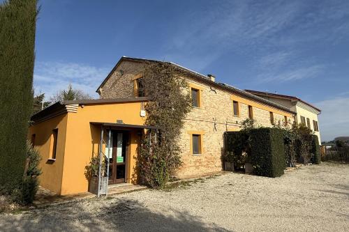 a building with ivy growing on the side of it at Agriturismo Il Vecchio Scornabecco in Senigallia