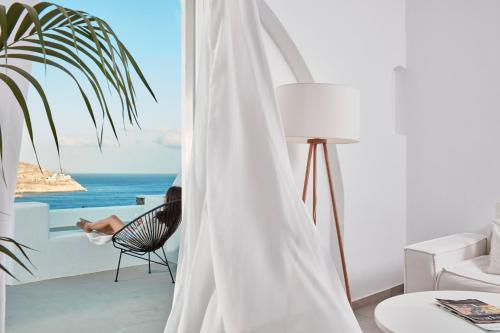 ein Zimmer mit Meerblick in der Unterkunft Pietra e Mare - Mykonos Moments by Mr and Mrs White in Kalo Livadi
