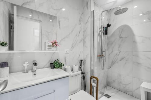 Hôtel de Ville Elegant 1BR Apartment with Netflix