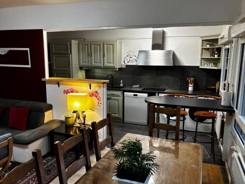 BedinReims "burgundy bottle" 110m2 Exceptional, 4 chambres doubles, 2 bain, free park & wifi, tout équipé