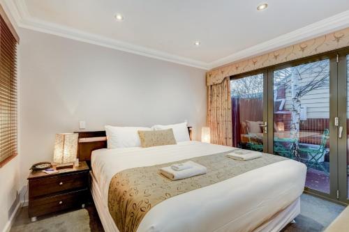 ein Schlafzimmer mit einem großen Bett und einem Fenster in der Unterkunft Seymours On Lydiard in Ballarat