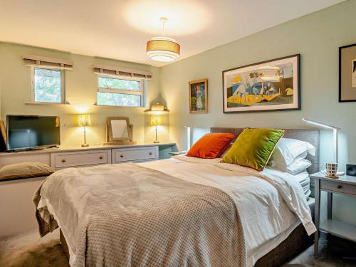 a bedroom with a bed and a flat screen tv at 2 Bed in Brecon oc-bn140 in Brecon