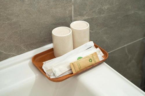 a tray with toilet paper on a bath tub at Sunset Garden in Phúc Trì