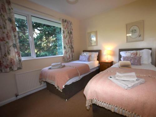 a bedroom with two beds and a window at 2 Bed in Bideford oc-sandb in Instow