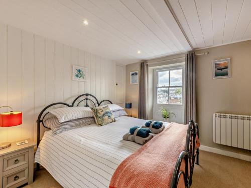 a bedroom with a bed and a window at 1 Bed in Brixham oc-bx036 in Brixham