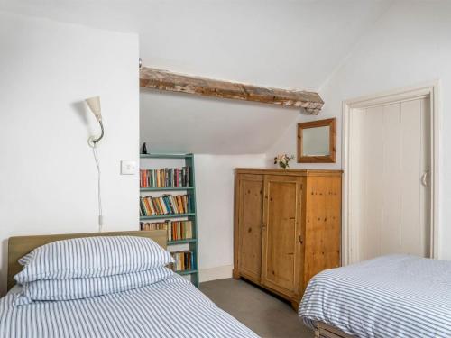 a bedroom with two beds and a book shelf at 3 Bed in Hay-on-wye oc-bn070 in Hay-on-Wye