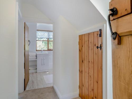a hallway with a door leading to a bathroom at 3 Bed in Stratford-upon-avon oc-95736 in Stratford-upon-Avon