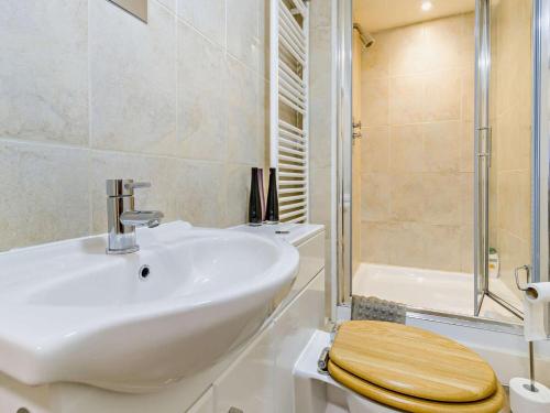 a bathroom with a sink and a toilet and a tub at 2 Bed in Builth Wells oc-bn201 in Aberedw
