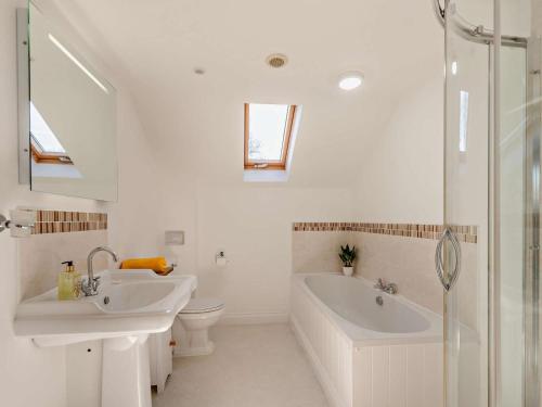 a bathroom with a sink and a tub and a toilet at 6 Bed in Bideford oc-thorn in Buckland Brewer
