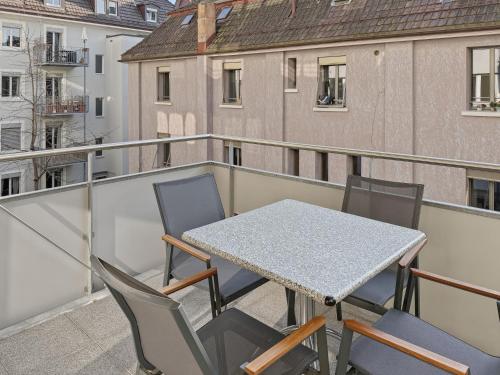 1BR apartment with balcony - West 13