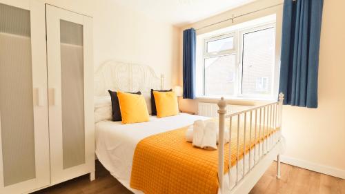 a white crib in a bedroom with a window at Apple garden B-5 in London