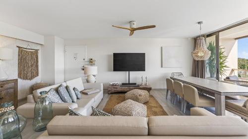 Luxurious 3BDR Salgados Flat with Pool by LovelyStay